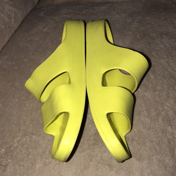Old navy size 9 Neon yellow sandals 💕 - Picture 3 of 5